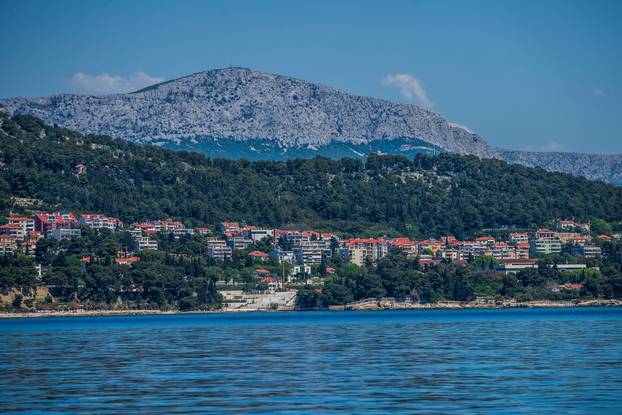 Pogled iz Splitskog kanala na Marjan, Kozjak i kvart Meje