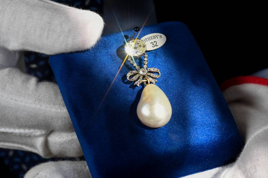 Presentation of jewels at Sotheby's