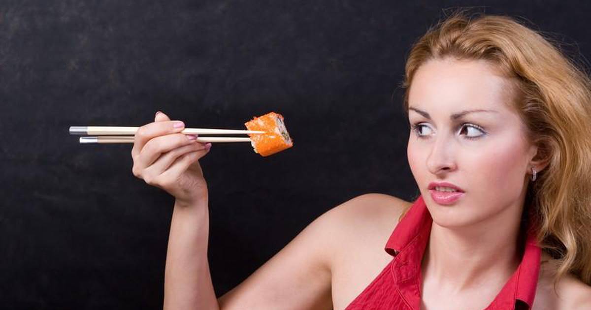 Девушка есть суши. Женщина ест роллы. Роллы на женщине. Люди едят роллы. Девушка с роллами.