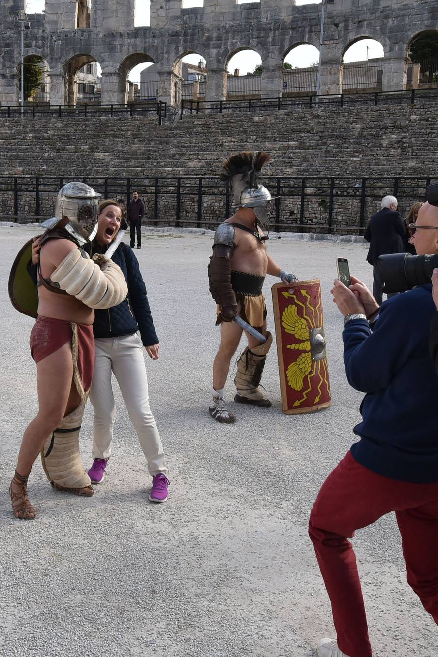 Gladijatori su opet u Areni, ali sada se bore s diplomatima