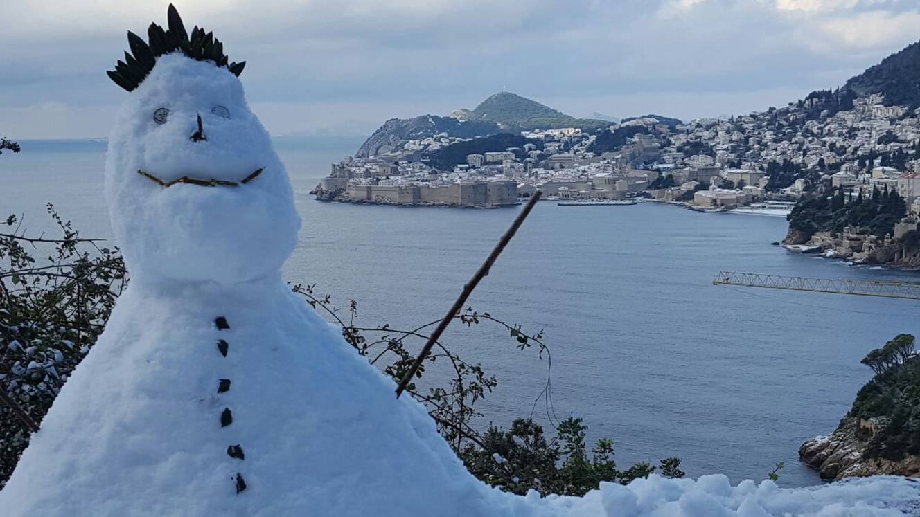 U Dubrovniku se skijaju i rade snjegoviće, a Brač je dobio iglu