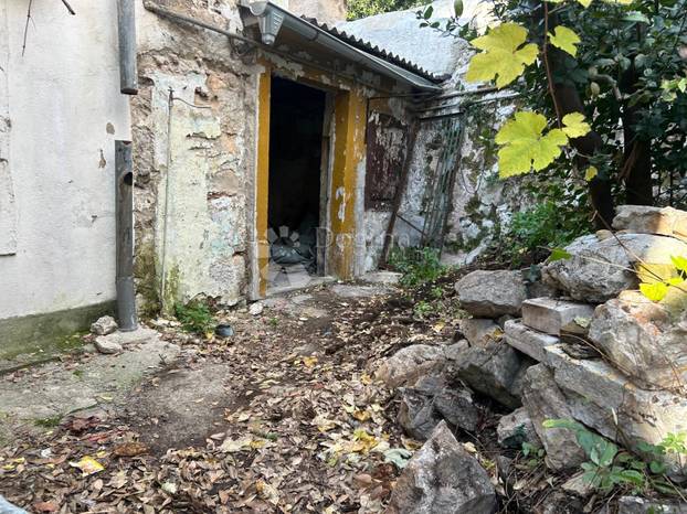 FOTO Da, ovaj stančić prodaju u Rijeci. Ima 26 m2, a za 80.000 eura vlasnik ima ovu ponudu...