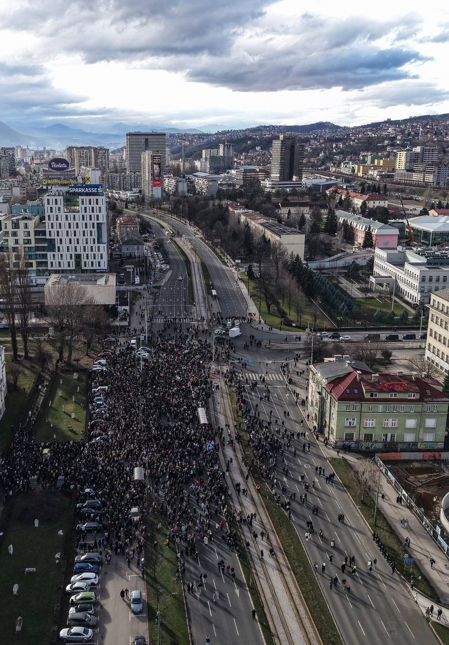 Sarajevo: Pogled iz zraka na okupljene u prosvjedu nakon stravične tramvajske nesreće