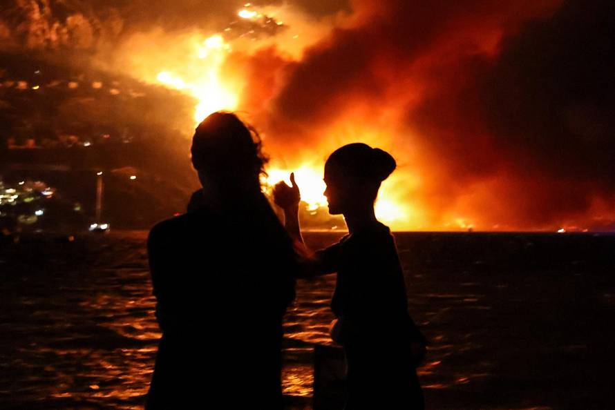 Požar kod Omiša: Evakuiran velik broj turista i mještana, pred vatrogascima je besana noć