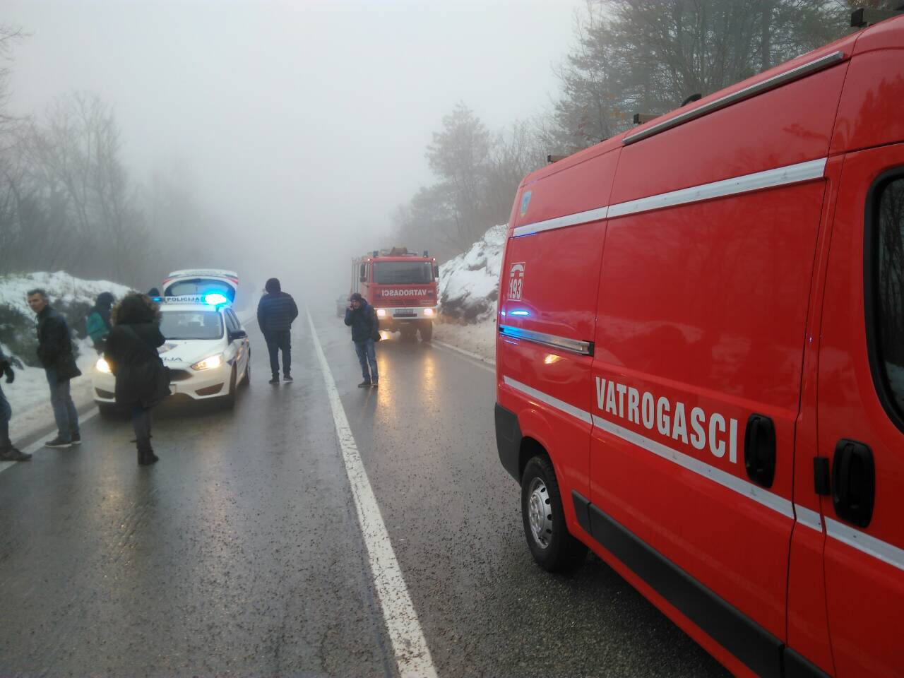 Krš i lom kod Rijeke: Sudar dva šlepera, busa, ralice i više auta