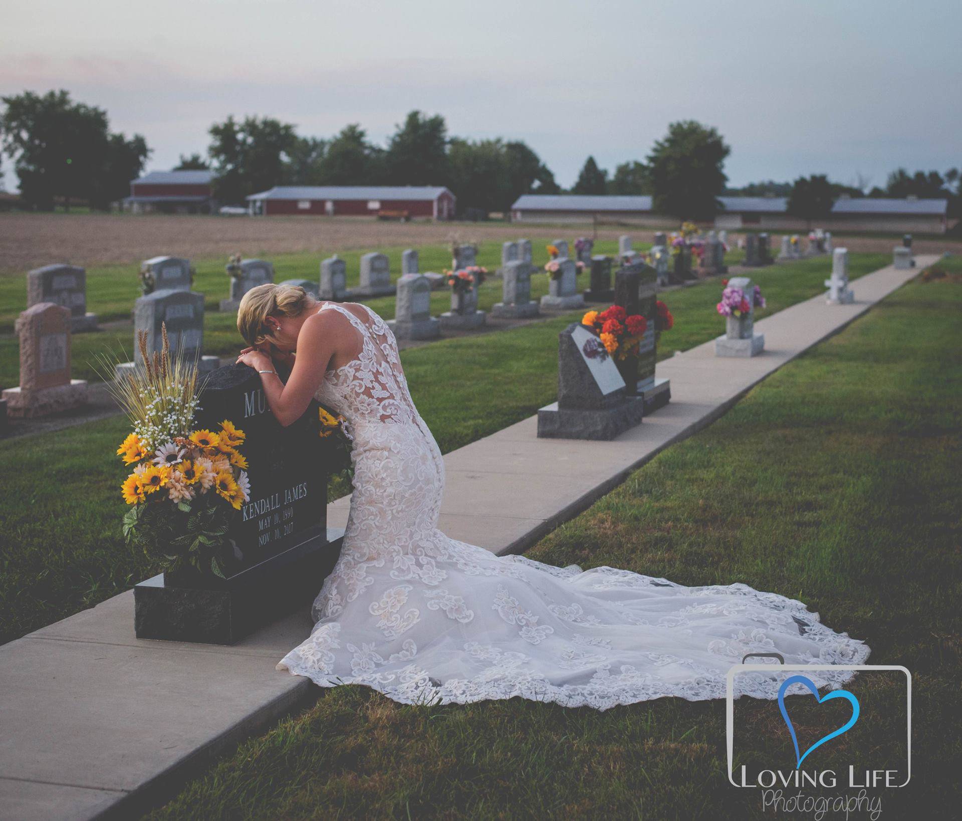 Na dan vjenčanja: Zaručnikov grob posjetila je u vjenčanici...