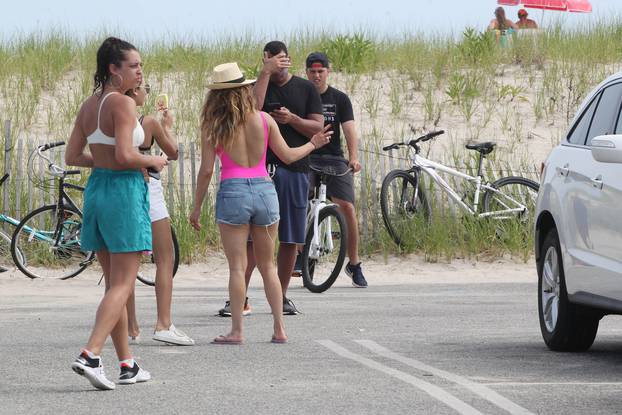 Exclusive-Jennifer Lopez and Alex Rodriguez on the Beach With Their Children on the 4th of July