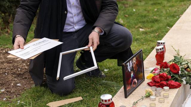 Sarajevo: Prolaznik uništio sliku ubijenog Alexeja Navaljnog postavljenu uz cvijeće i svijeće