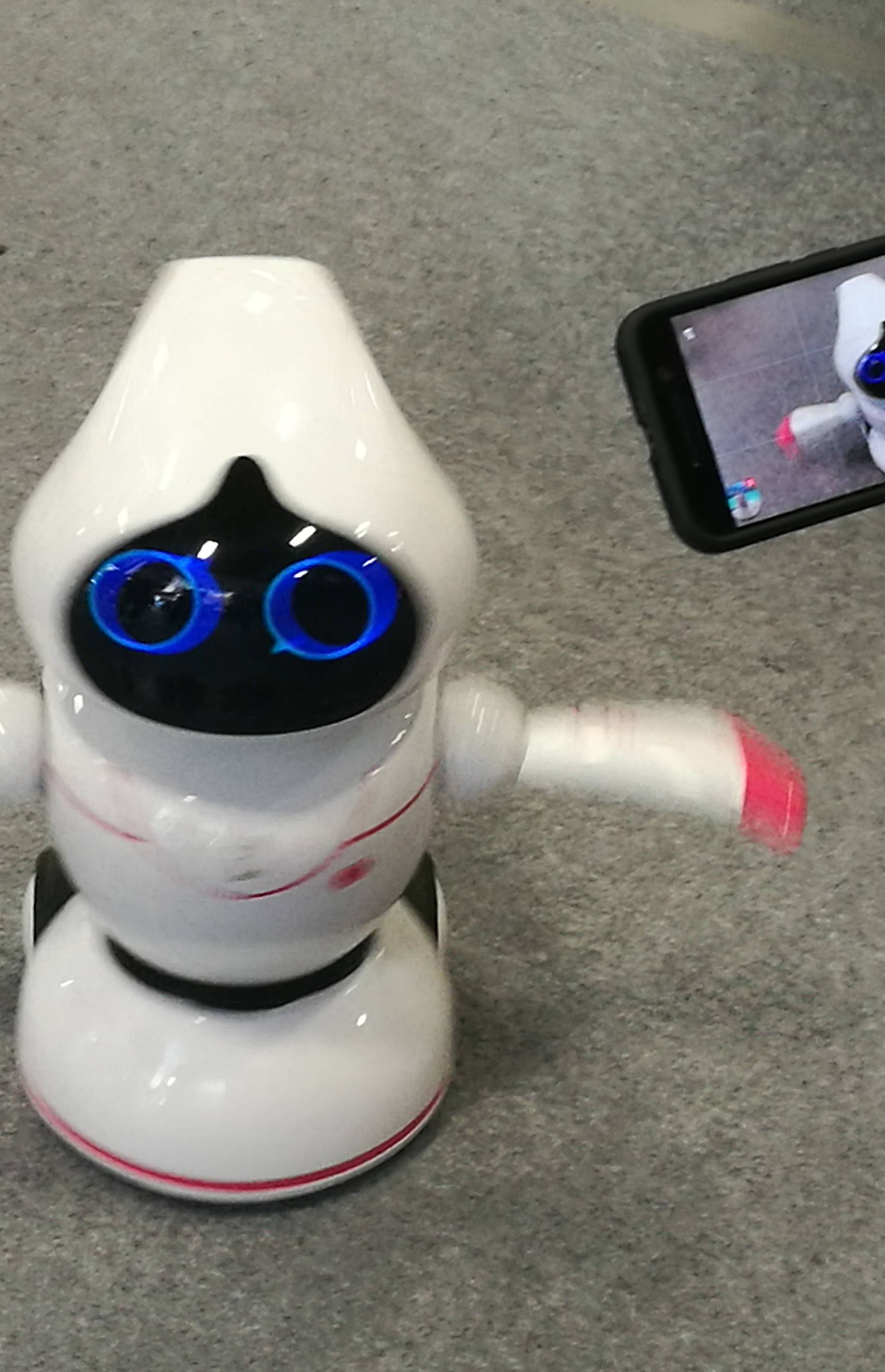 Rasplesani robot obožava učiti nove plesove i pomagati djeci