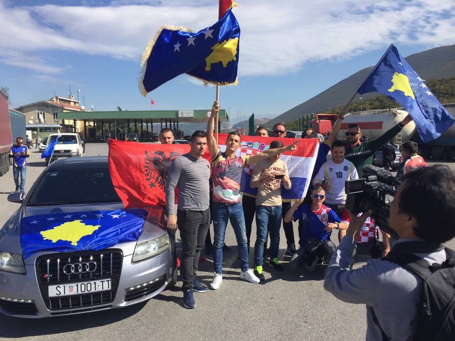 VIDEO Idila: Hrvati i Kosovari zagrljeni pjevaju na ulicama