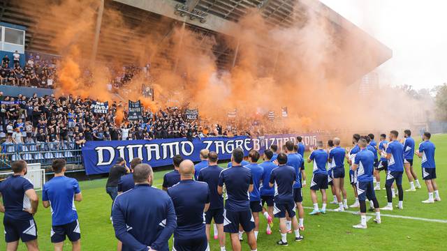 Zagreb: Bad Blue Boys dali podršku nogometašima Dinama uoči odlaska u Prag
