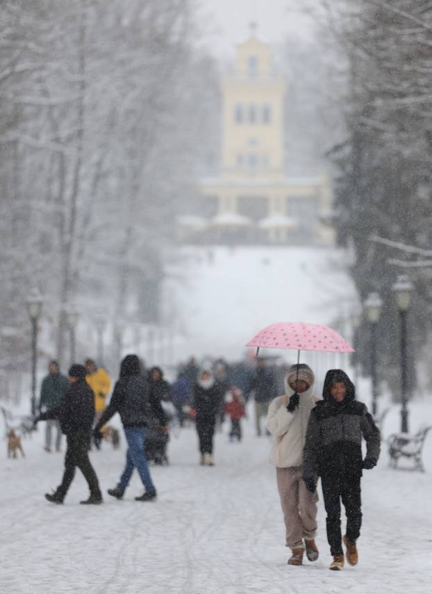 Zagreb: Maksimir, jedno od omiljenih mjesta za sanjkanje, grudanje ili šetnju po snijegu