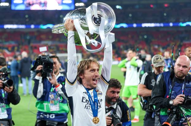 Modrić  najtrofejniji Realov igrač u povijesti, 6. put dignuo pokal Lige prvaka