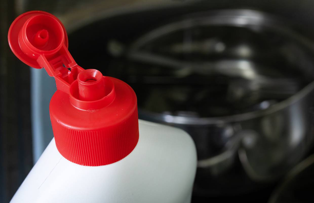 Deterdžent za suđe će efikasno ukloniti masne mrlje, ispolirati hladnjak, može privući i mušice