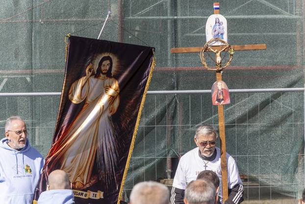 Osijek: Molitelji i protuprosvjednici okupili se ispred konkatedrale