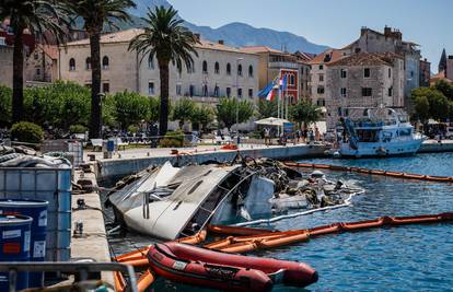 Pogledajte spaljene ostatke jahte hercegovačkog tajkuna u Makarskoj. Treba se izvući van