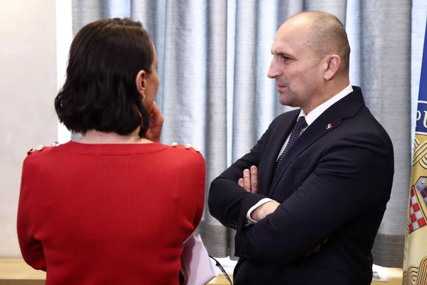 Zagreb: Ministar Anušić uručio ugovore vrhunskim sportašima i pričuvnicima Hrvatske vojske