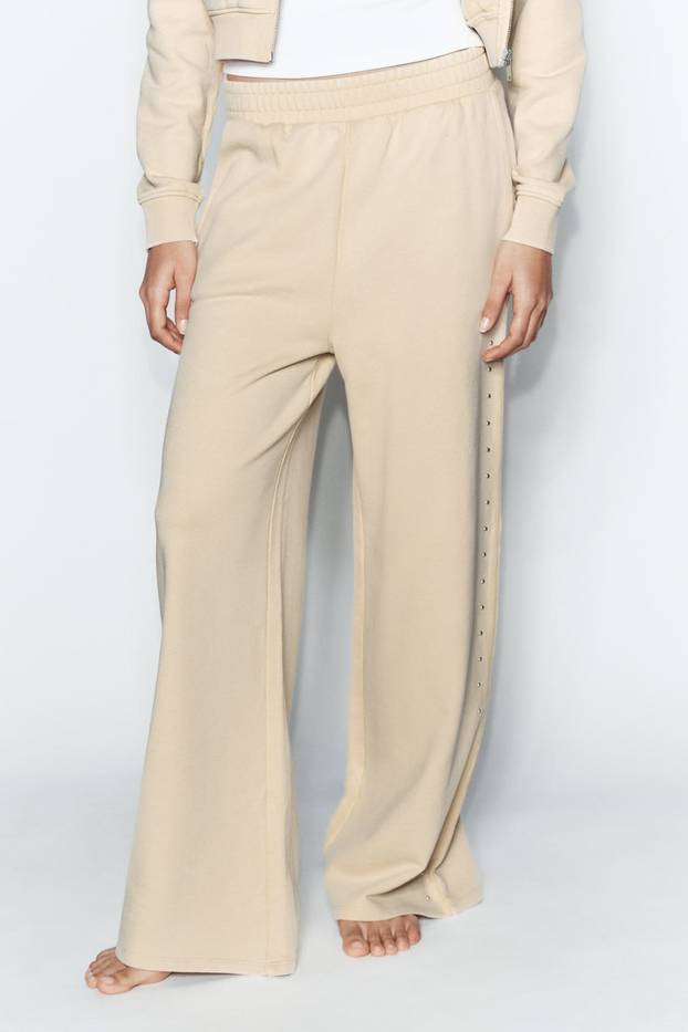 Bacite traperice! Ovo su hit modeli hlača za proljeće 2026.