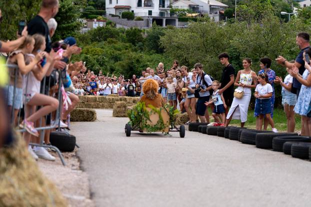 Senj: Održana 1. Senjska maškarana utrka 'Gravity race Senj 2025' podno tvrđave Nehaj