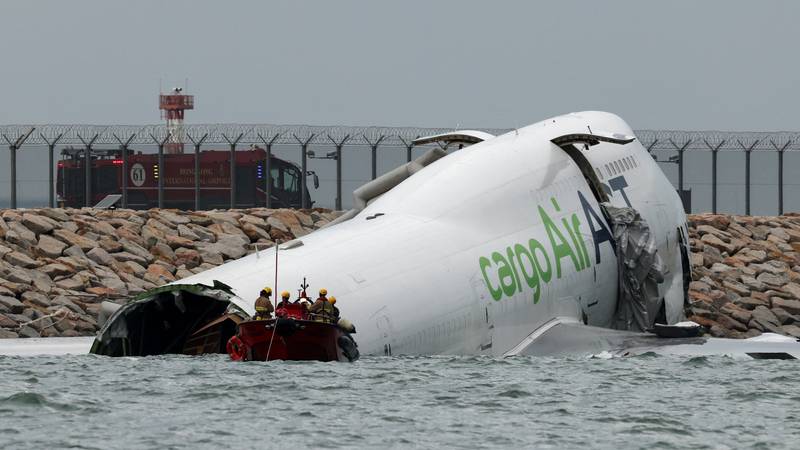 Avion otklizao s piste u more u Hong Kongu. Dvoje ljudi mrtvo