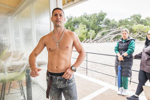 Makarska: Robert Tarčuki svaki dan se kupa unatoč zimi