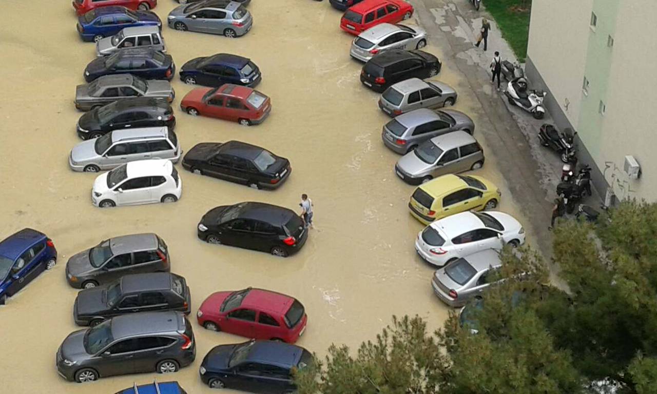 Potop u Splitu: Puknula cijev, cijela ulica pliva pod vodom!