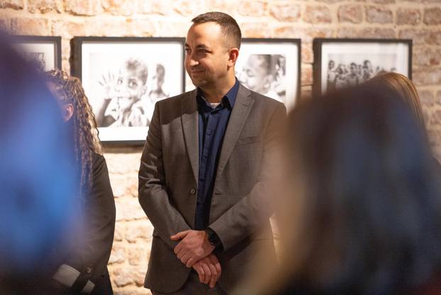 Osijek: Svečano otvorenje izložbe fotografija fotoreporterke Pixsella Emice Elveđi "Srce za Afriku"