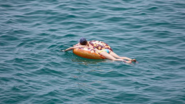Dubrovnik: Turisti potražii spas od ljetnih vrućina na plaži Banje