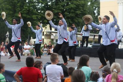 Skupine iz Slovačke i Paname zaplesale na Međunarodnom festivalu folklora u Karlovcu