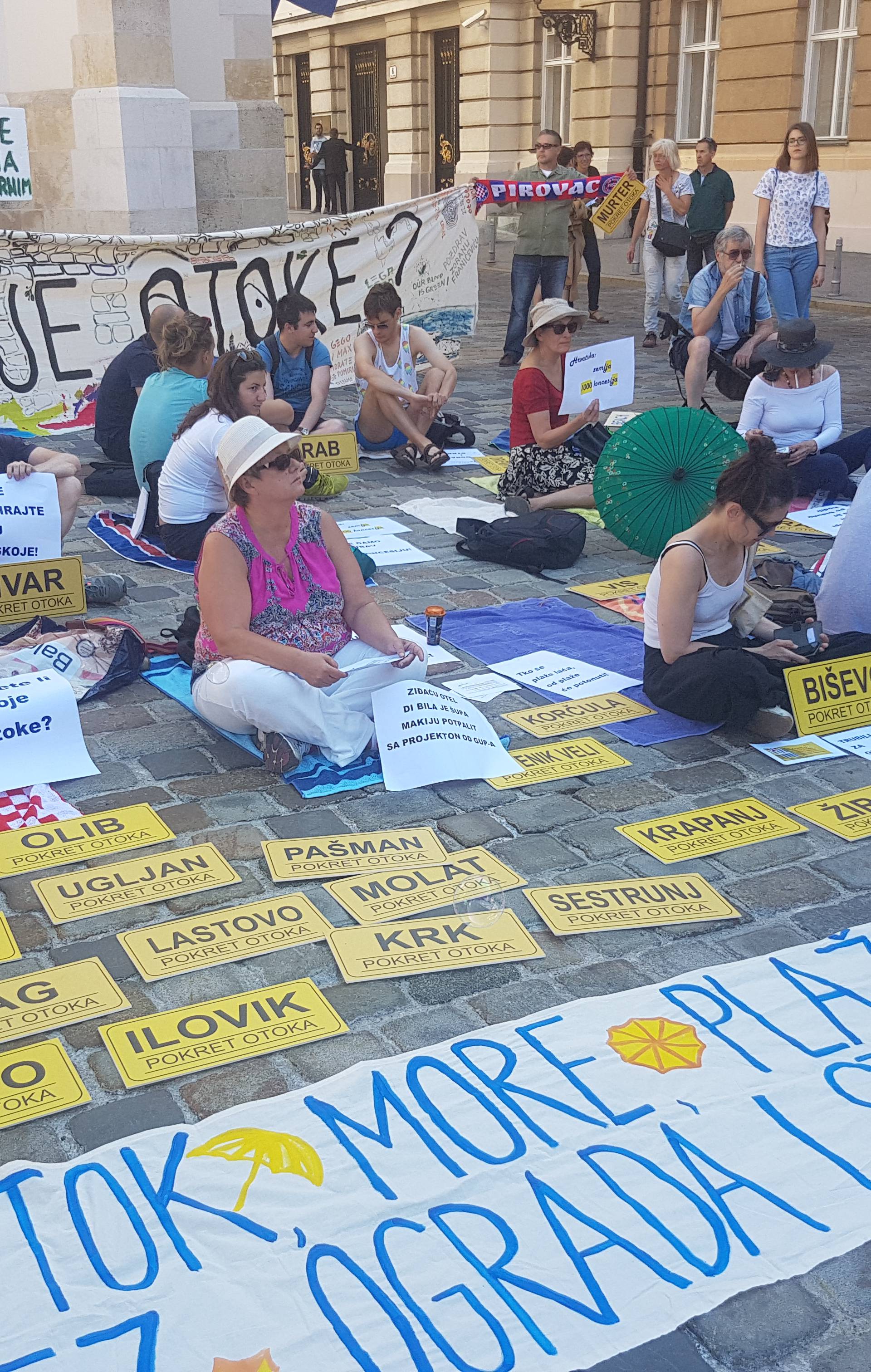 Prosvjed protiv koncesija: Na Markovu trgu napravili plažu