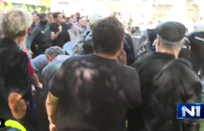 Kaos u Novom Sadu, policija tuče studente?! 'Ne biraju koga mlate, djevojku je odvela hitna'