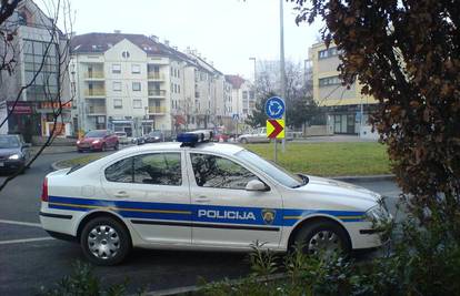 Policajac parkirao na kružni tok i otišao na kavu 