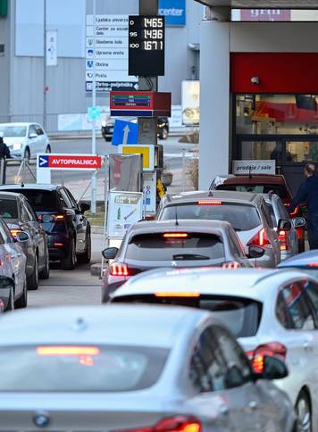 Gu&zcaron;ve na benzinskim postajama u Sloveniji zbog najavljenog poskupljenja goriva
