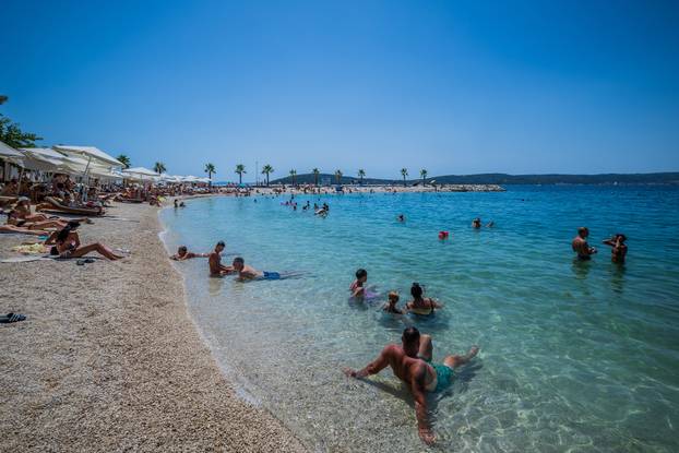 Gužva na splitskoj plaži Kasjuni podno Marjana