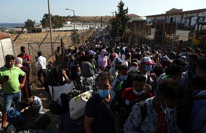 Grčka prebacuje 700 migranata s Lezbosa u unutrašnjost zemlje