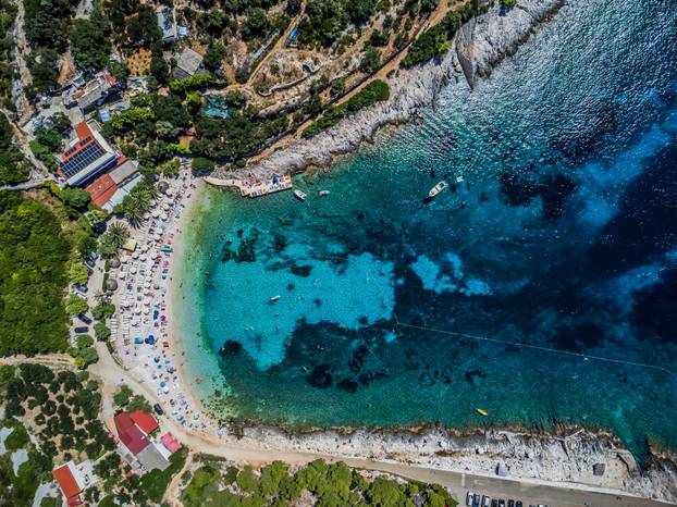 Spektakularan pogled iz zraka na uvalu i otočić Pokonji Dol kod Hvara