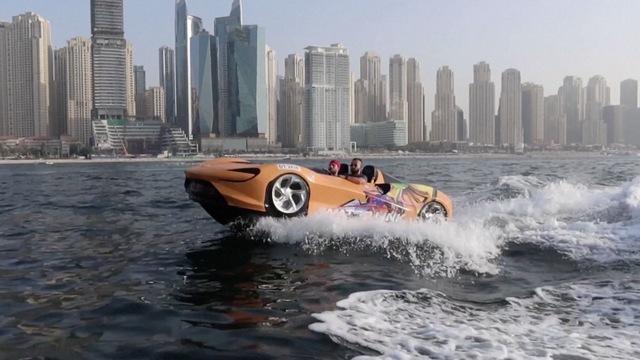 Jure u Ferrariju i McLarenu po moru: Brodove su pretvorili u luksuzne aute s jetski motorima