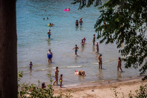 Split:  Prvi dan ljeta na plaži Firule