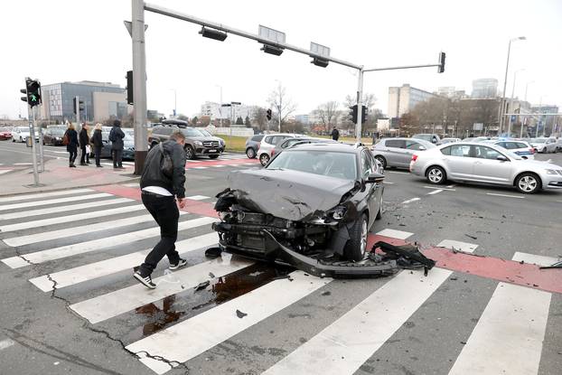 Zagreb: U jutarnjim satima sudarila se dva automobila na raskrižju kod KD Vatroslav Lisinski