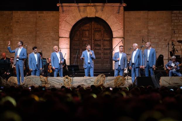 Zagreb: Tomislav Bralić i klapa Intrade proslavili 40 godina karijere u Areni Zagreb