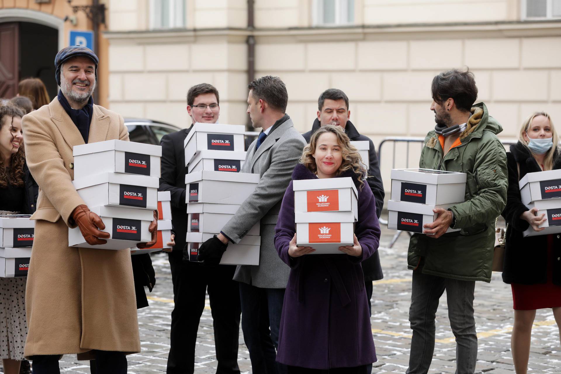 Zagreb: Mostovci predali potpise za referendum protiv covid-potvrda