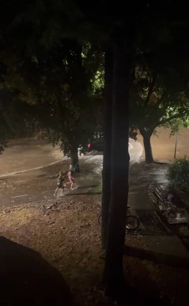 FOTO UŽASA Oluja razorila dio benzinske u Umagu, padao led! Ulice su bile skroz poplavljene