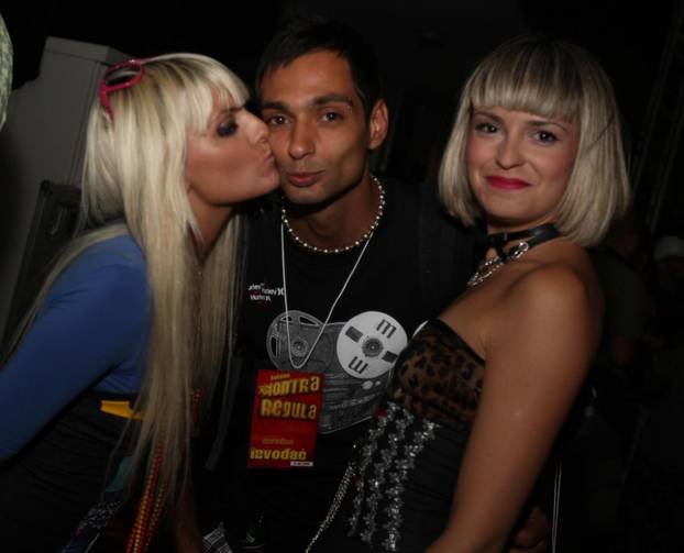 ARHIVA - 2009. Split: Uz hitove Dina Dvornika obožavatelji igrali picigin na Ba?vicama