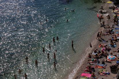 Rijeka: Gradske plaže na Pećinama pune su kupača