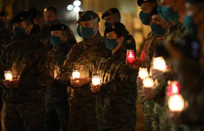 Hrvatski vojnici u Poljskoj odali su počast žrtvama Vukovara