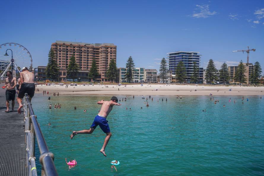 Adelaide , Australia . 7 January 2026  People jump off the jetty pier in Glenelg during a summer heatwave Amer Ghazzal/Alamy Live News