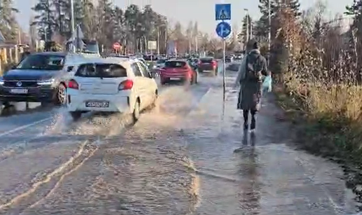 VIDEO Kaos u Zagrebu zbog puknuća cijevi: 'Užas! Još malo pa ćemo ići na posao plivajući!'