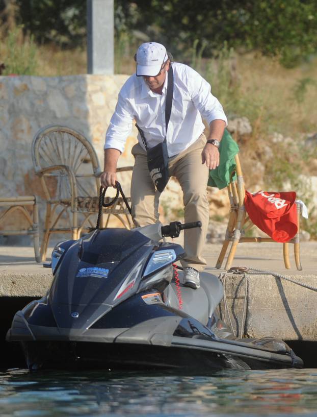 Hvar: Željko Kerum glisirao u dugim hla?ama i košulji po uvali Ždrilca 