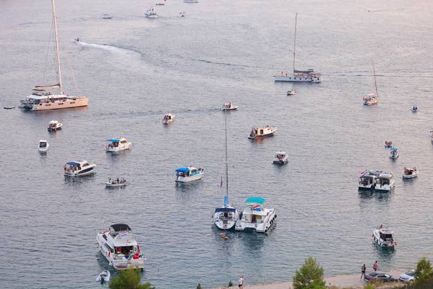 Brodovi i barke čekaju na službeno otvorenje Pelješkog mosta 