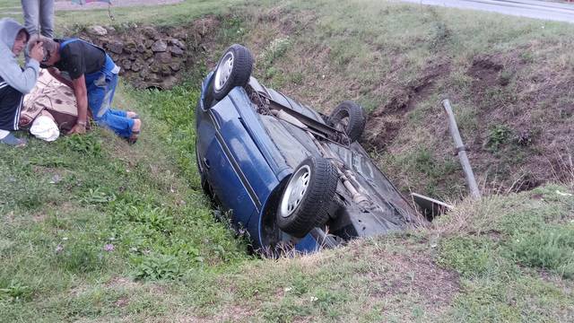 Vozačica ozlijeđena, djeca iz auta prošla  su bez posljedica